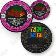  Este conjunto contem um geocoin trackable em  www.geocaching.com  e um pin a condizer. 