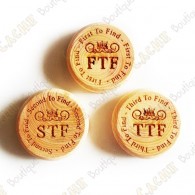  Petits géocoins en bois (non trackables) pour le premier (FTF), second (STF) et troisième (TTF) à trouver. 